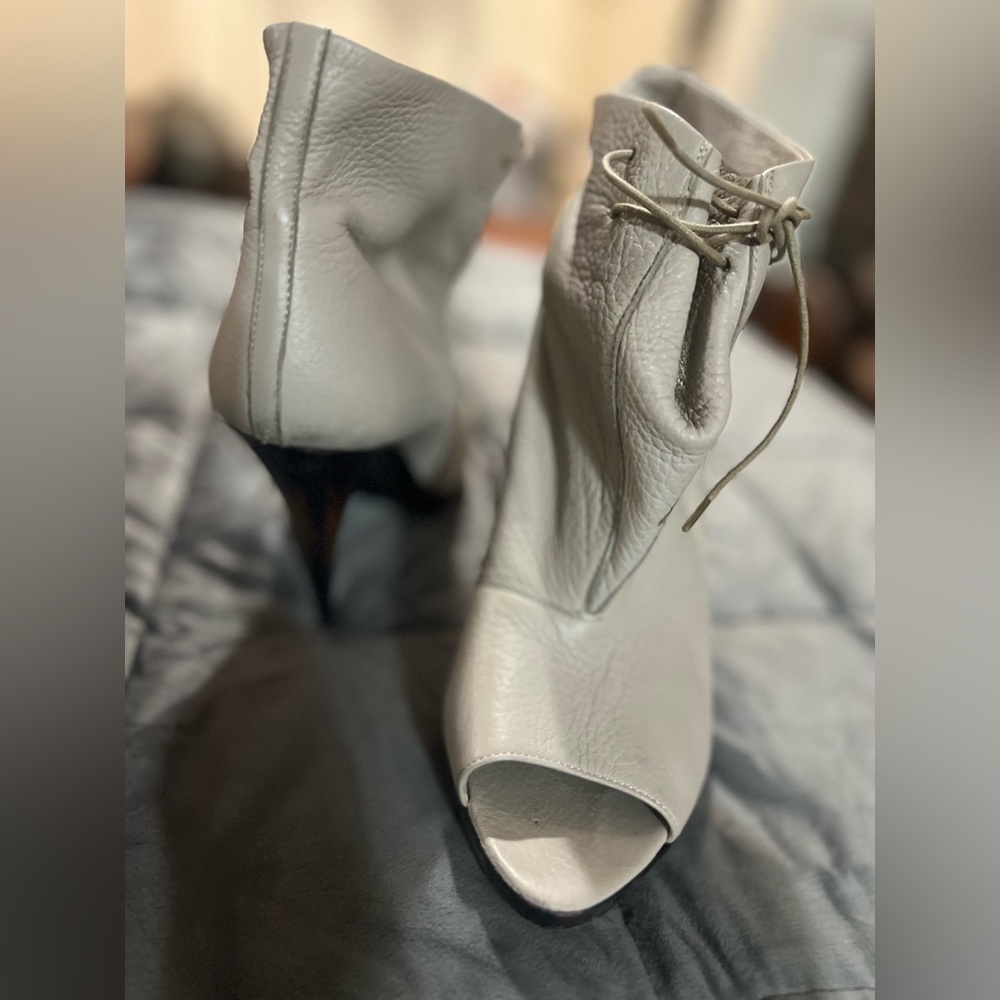 Burberry open toe leather boots, size 10/40, ivory / tan color